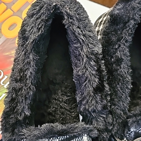 Slippers - Picture 10 of 16